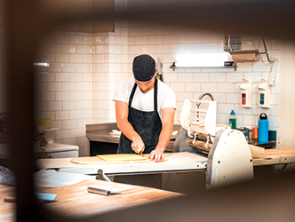 Prévenir les braquages dans les commerces : conseils essentiels pour protéger votre établissement